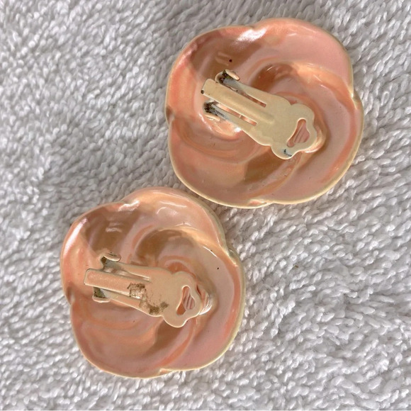 Vintage Iridescent Peach Textured Painted Metal Clip On Earrings - Picture 2 of 7